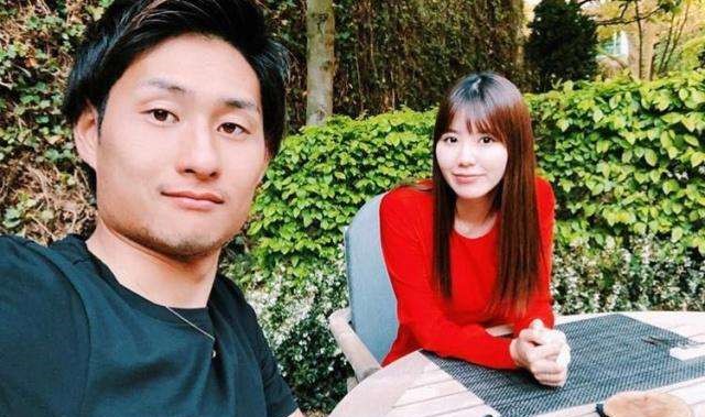 何德何能？日本95后球员留洋欧洲2年仅入1球却迎娶偶像女星