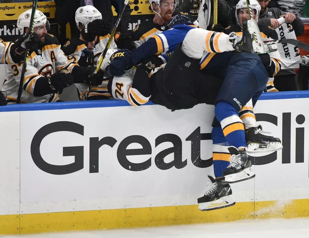 蓝调拿下球队首个斯坦利杯总冠军，奥赖利荣膺季后赛MVP