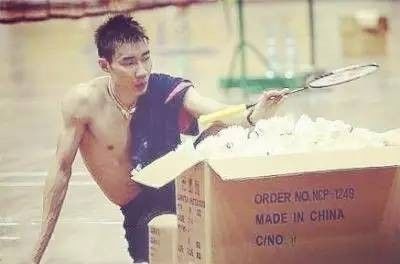 打羽毛球总是打到拍框怎么办,打羽毛球怎么打才能更不容易翘边