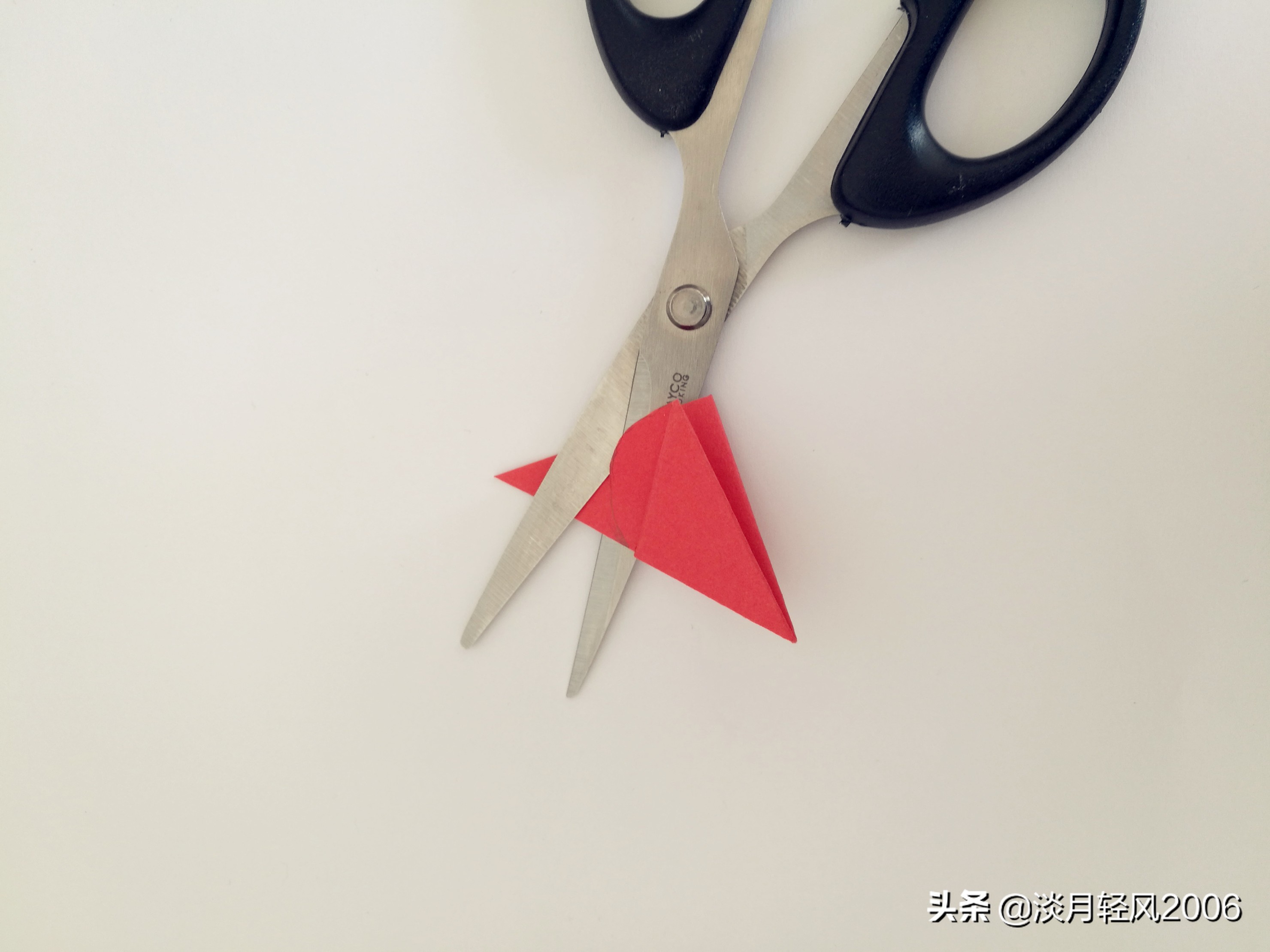 简单有趣的卡纸折心,小孩子拿卡纸折爱心