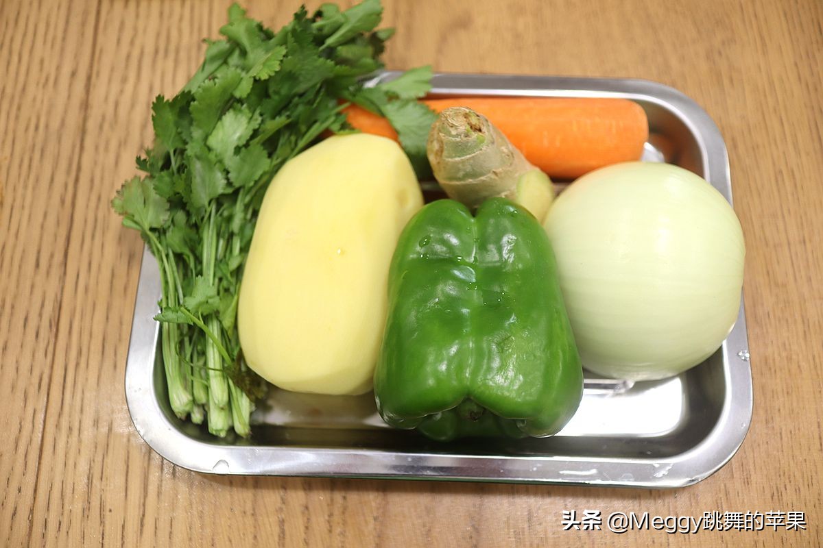 炭火烤全鸡怎么烤出外酥里嫩,焖烤全鸡也是一道杠杠的硬菜