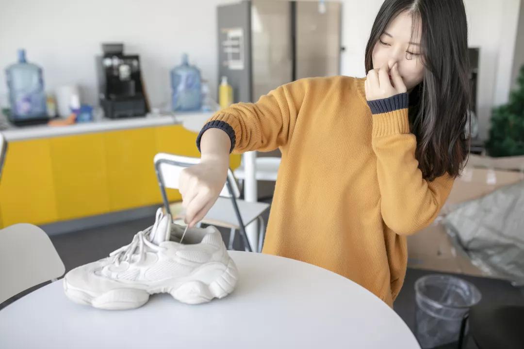 臭脚臭鞋袜不再尴尬，随身带瓶杀菌除味喷雾，轻轻一喷异味尽除