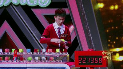 0.89秒复原魔方！12岁武侯娃亮相央视，挑战魔方速拧职业高手