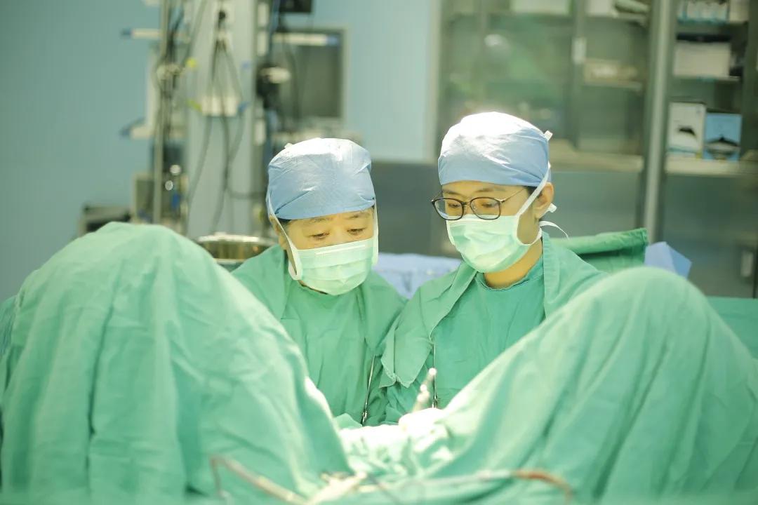 八旬老人下半身掉出一块肉，多种疾病缠身不能手术怎么办？