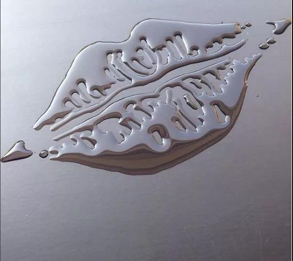 你可以擦掉那滴水,或者顺势用它画点不一样的美丽