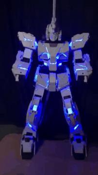 这*独台**角兽高达虽然没有台场的大，但不仅能发光，还能自动变形