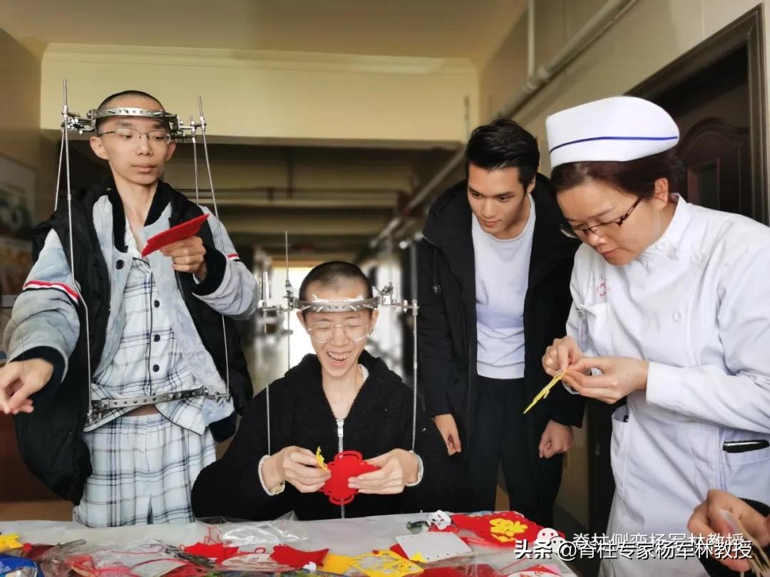 广东脊柱侧弯女孩，一夜挺直腰杆，长高9厘米