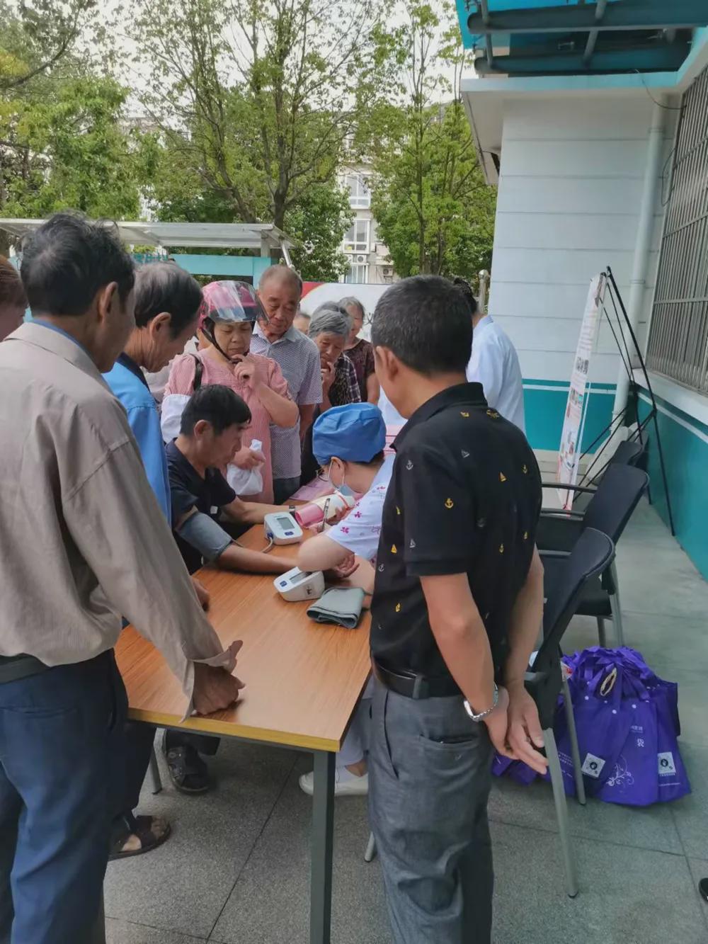 我为群众办实事社区环境靓起来,我为群众办实事与乡村振兴相结合