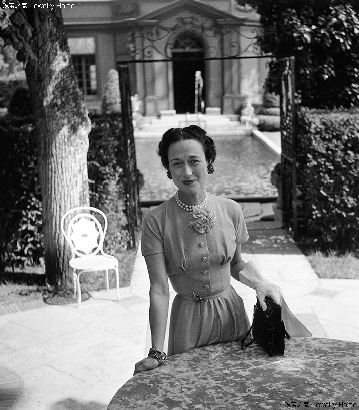 一大一小的胸针的正确戴法,一枚胸针穿出高级感