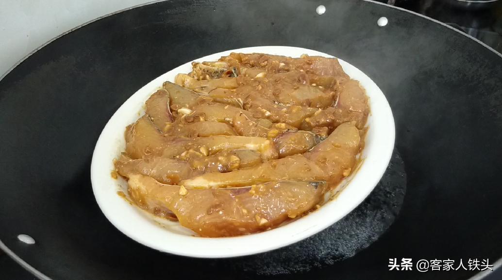 教你一个鱼肉百吃不厌的做法,鱼肉这样做香嫩入味无需放大料