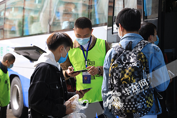 关注复课首日|在线预约定制直达零中转3000多名学生今乘学途巴士返校复课