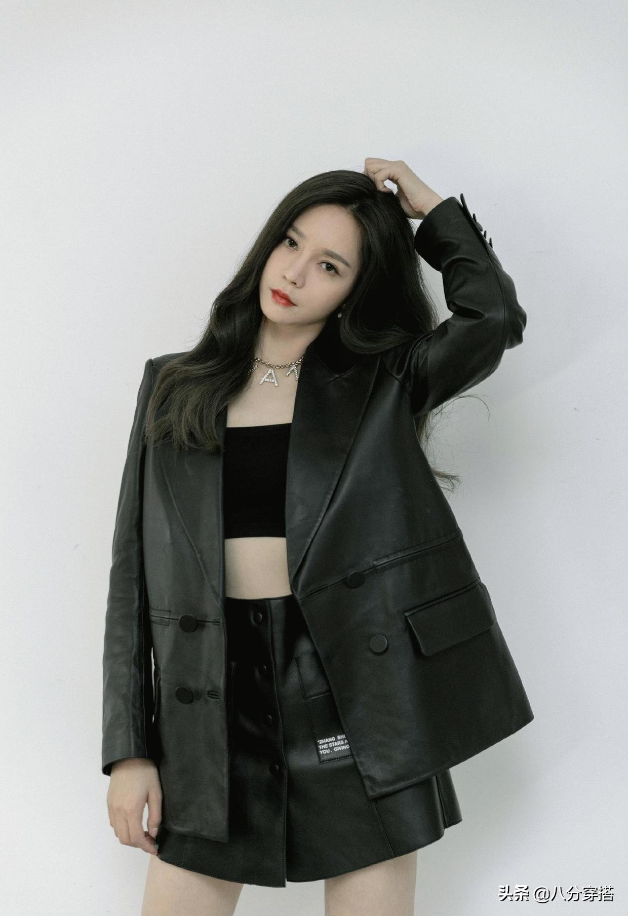 沈梦辰白衬衫黑西服配链条短裙,沈梦辰把粉色西装穿出了时尚感