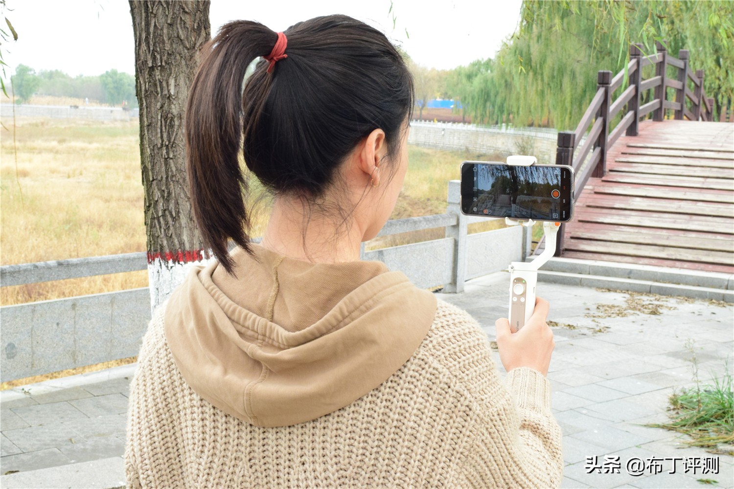 三轴防抖手机稳定器测评,浩瀚稳定器x和x2区别哪个很值得买