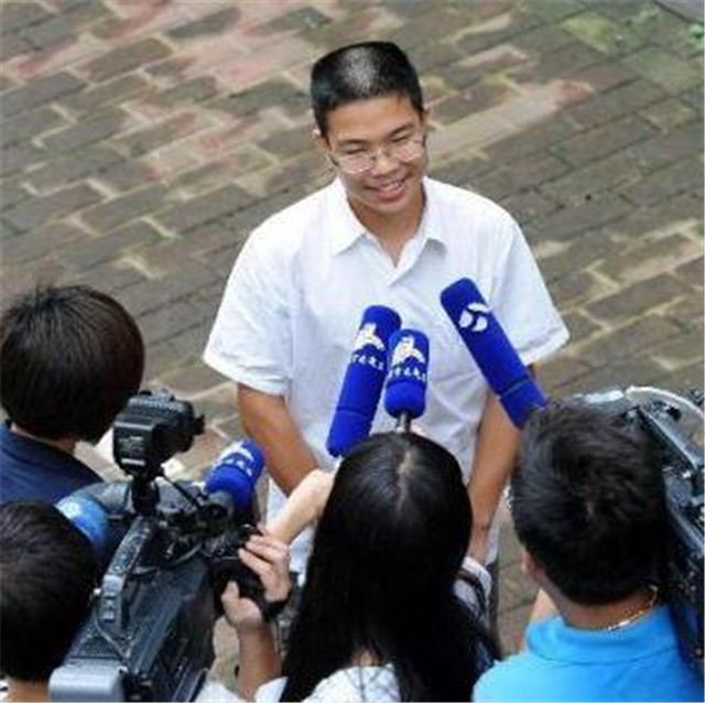 高考满分作文阅卷老师50个字,高考惊艳阅卷官的满分作文