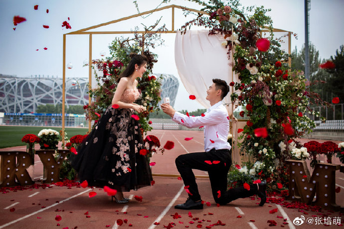 32岁百米飞人赛场晒幸福！女友名校出身还是美女主持，大钻戒亮了