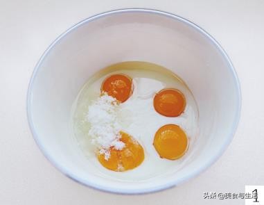 电饭锅做戚风蛋糕最简单的做法,电饭煲自制戚风蛋糕的超简单做法