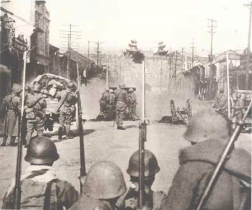 日军轰炸下的锦州死伤无数、尸骨暴露、鹰犬争食、触目惊心