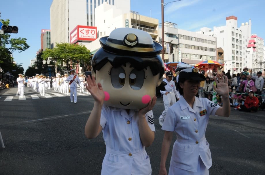 知名军事杂志改版，二次元萌妹登上封面