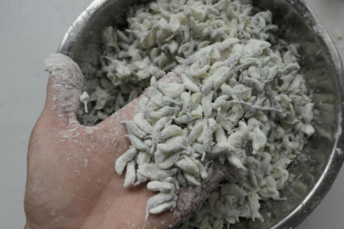 蒸槐花面粉少了怎么办,蒸槐花用不用凉了再拌