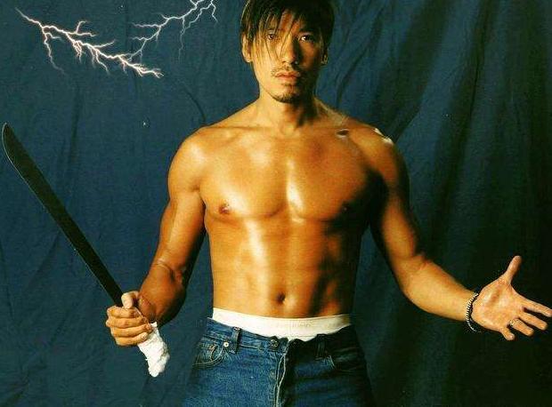 张耀扬近期发型照片,57岁张耀扬弃影从商