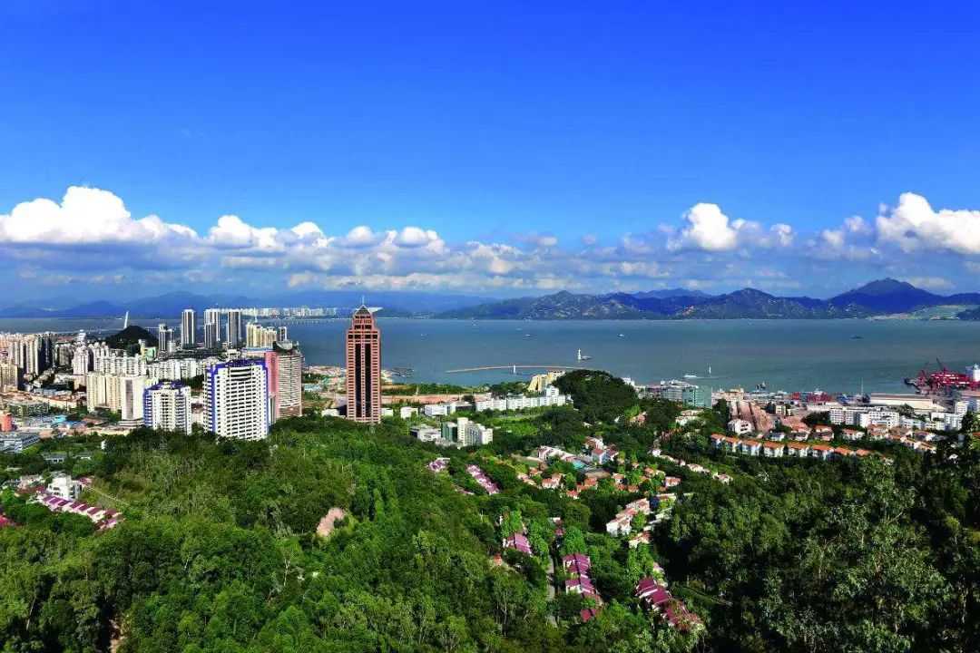 躲在与世隔绝的山里,与世隔绝的世外桃源的隐居生活