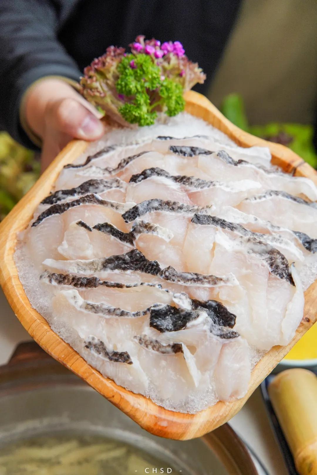 椰椰椰！这家人气椰子鸡专门店，光是汤底就喝饱了