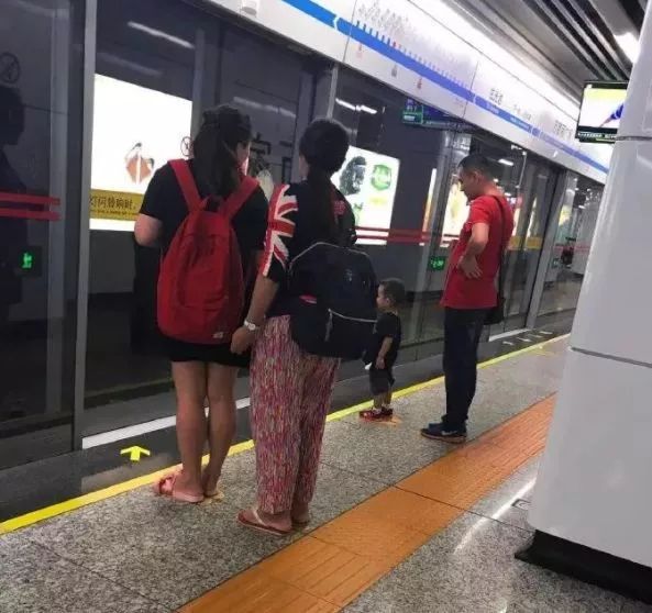 男子在宜家脱鞋试睡,宜家蹭睡为什么不能驱赶