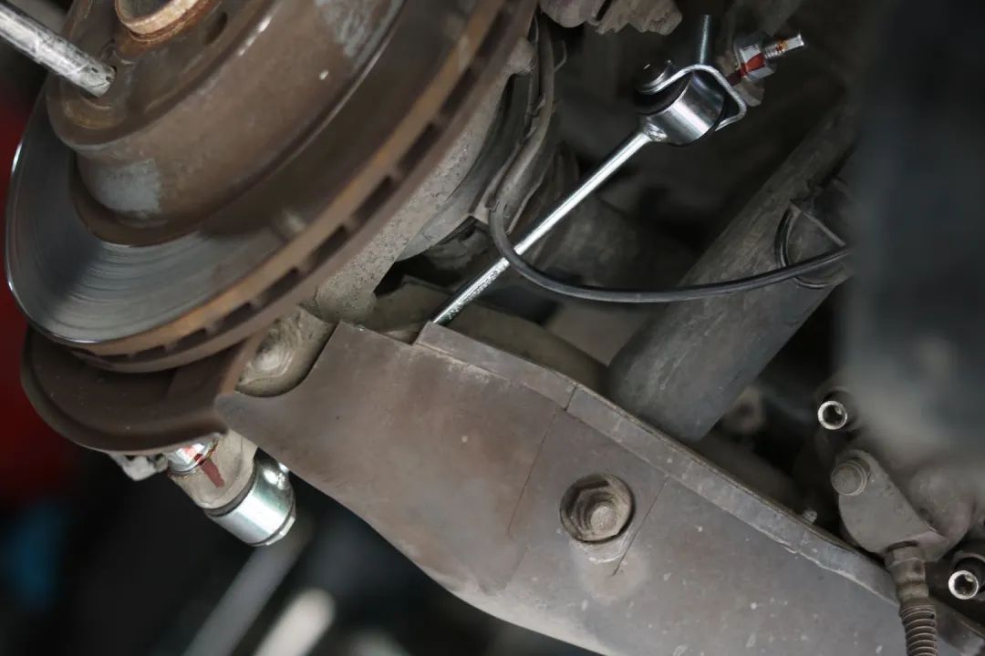 奔驰w221升级新款w222s450外观,老款奔驰w211e260翻新整备