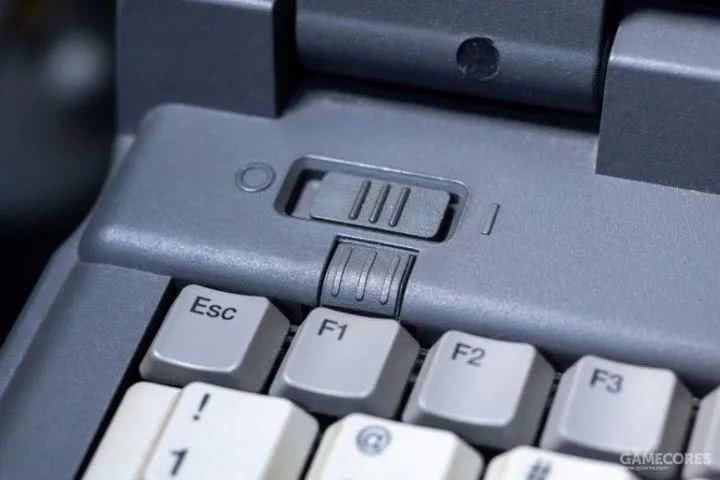 一百多块买个26年前的笔记本，我改了改，还能上网