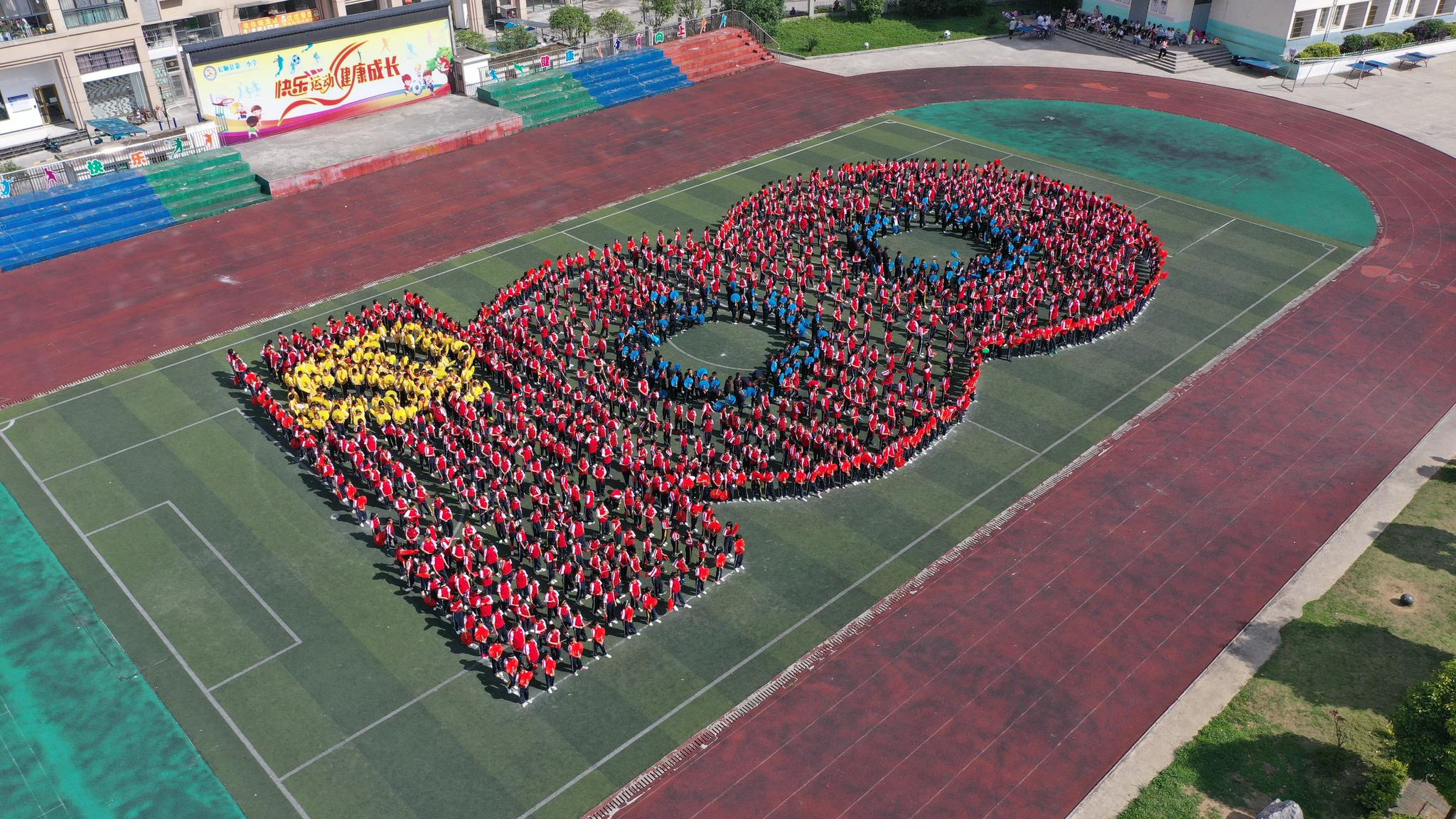 小学生庆祝建党100周年集体照,小学生庆祝建党100周年文艺活动