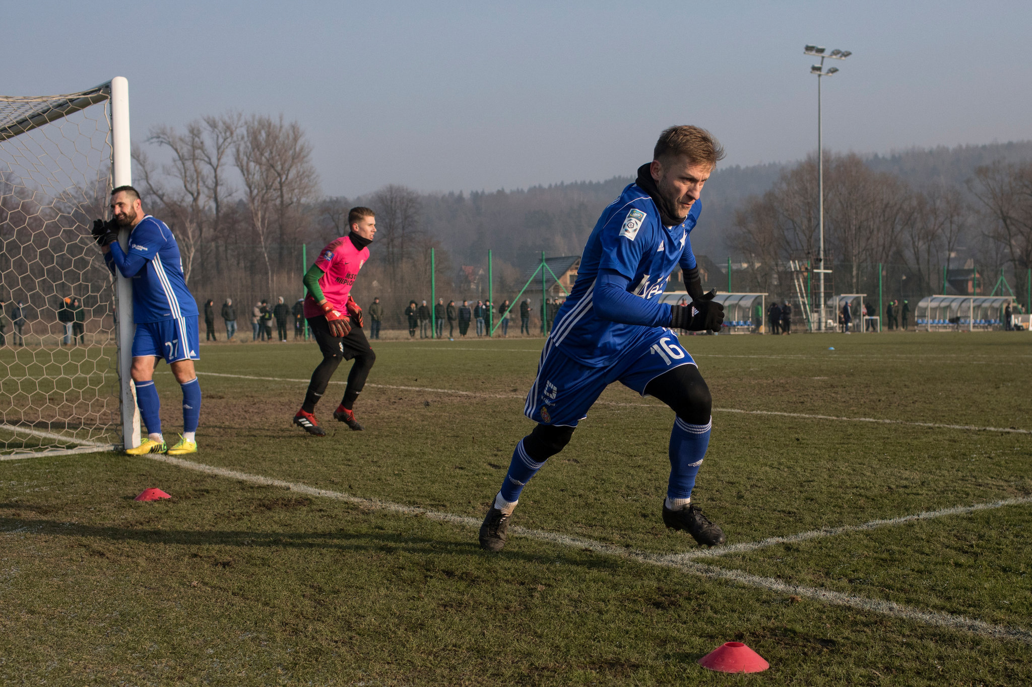 无偿效力+自掏腰包挽救母队这位波兰老将诠释忠义真谛