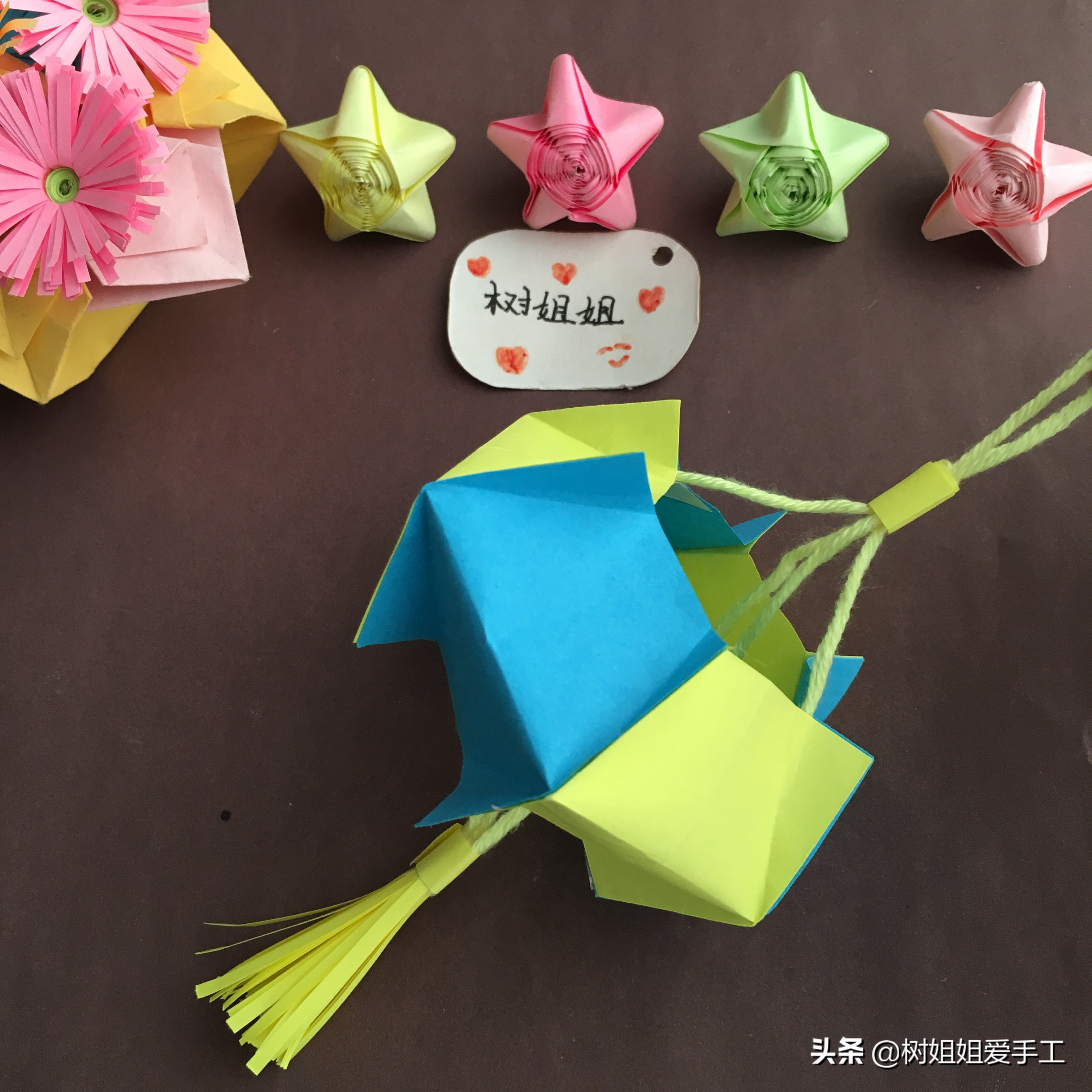 正方形折纸折灯笼慢动作,许多正方形折纸灯笼