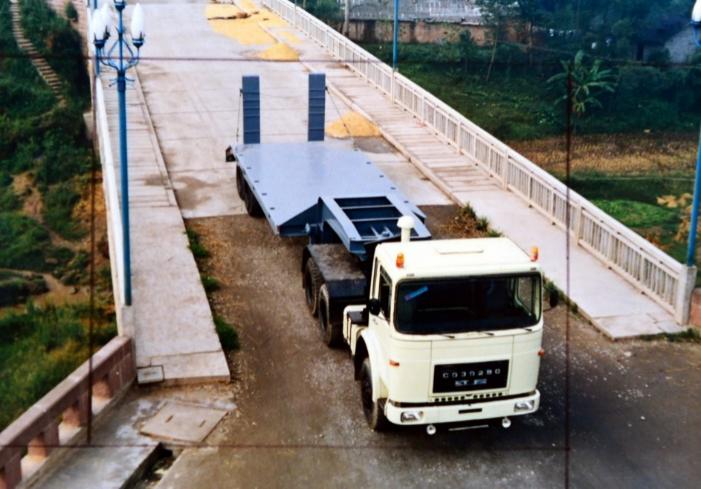 40年前的牵引车,50年红岩卡车