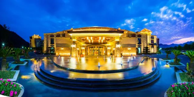 ¥599/套起!栖息30只孔雀!竹海环绕避世酒店竟全部用竹子造