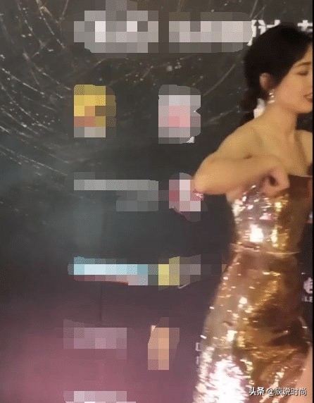 郭碧婷穿抹胸礼服意外滑落，丰满身材撑不起紧身礼服？太尴尬