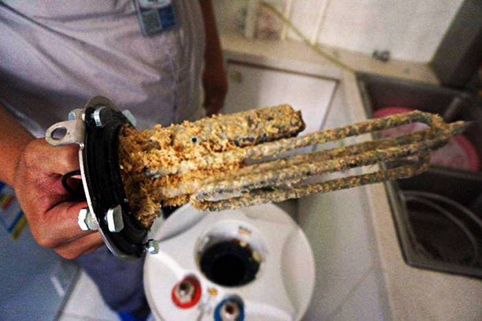 没有排污口的电热水器镁棒怎么换,电热水器多久更换安全