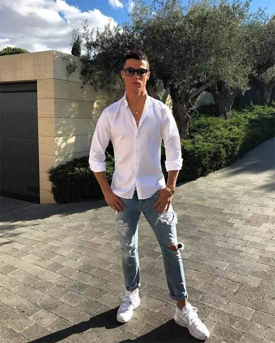 c罗笑容满面还一身潮流打扮,c罗被保护离场