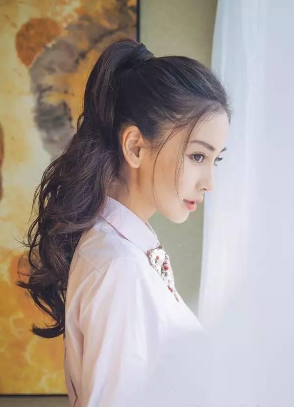 发质较硬女生好看的发型,发质软不蓬的女生适合什么发型