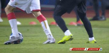 被内马尔踢一脚,内马尔被一群人踢