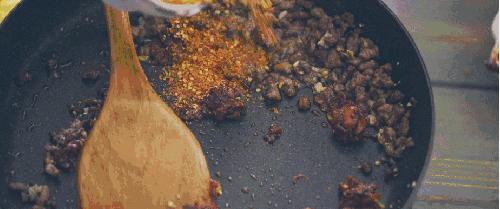 这个国出产邓文迪的前男友、不存在的热门景点，饮食堪称欧洲川菜