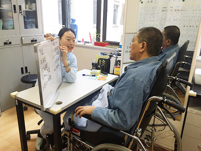 「脑出血康复案例」从“偏瘫”到独站独走，老伴日夜陪伴谱真情