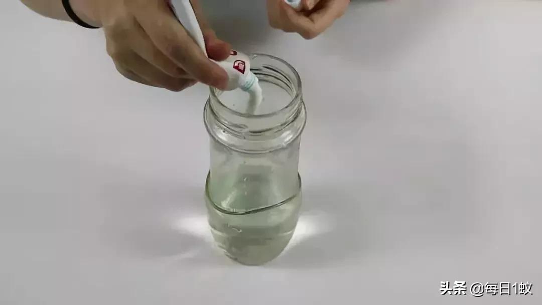 如何清洗杯子才能让杯子洗得更亮,清洗杯子底部够不着小妙招