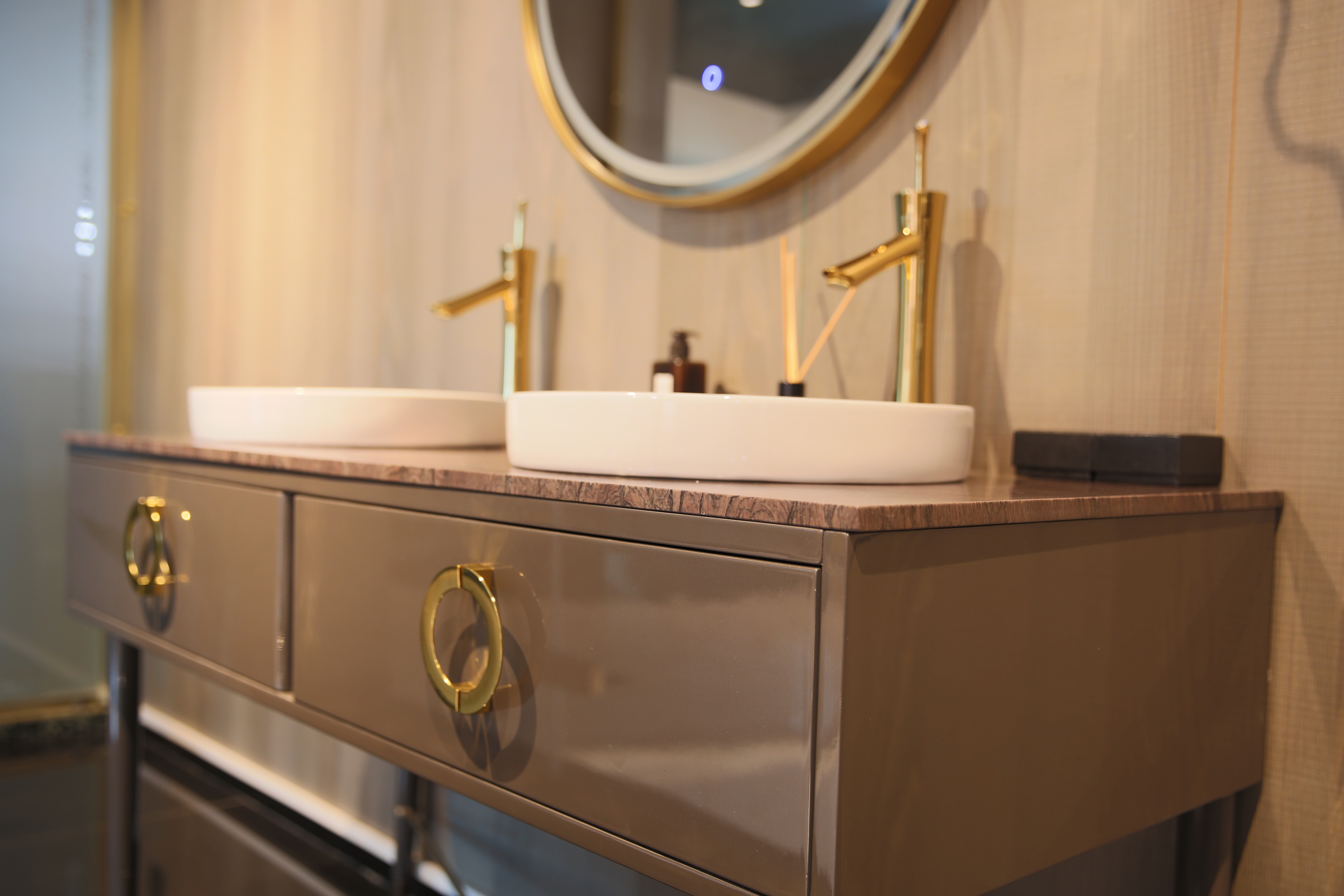 苍穹之下为信仰而出发举手投足见贵族的优雅