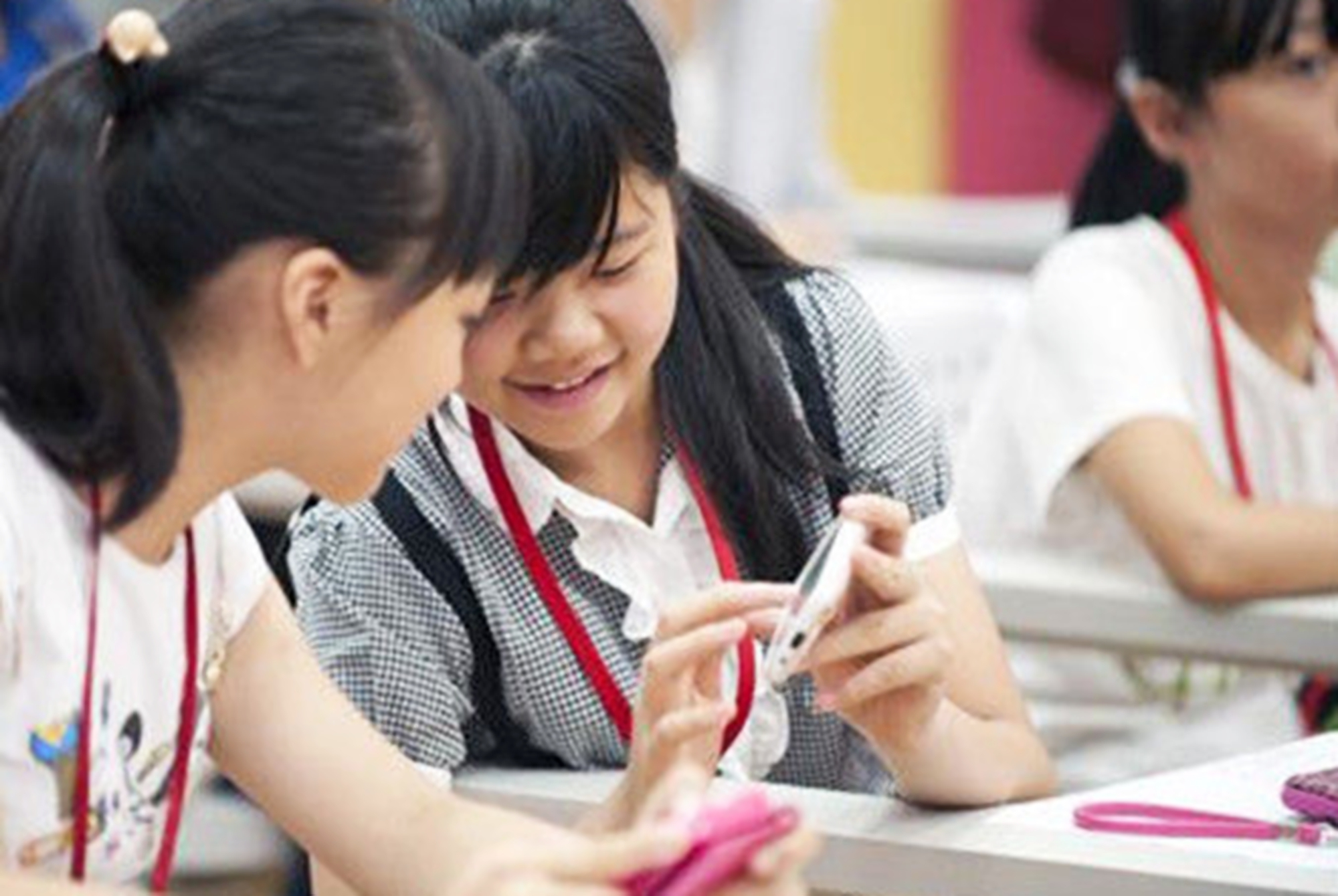 学生攀比校服 (穿校服的中学生攀比之风盛行)