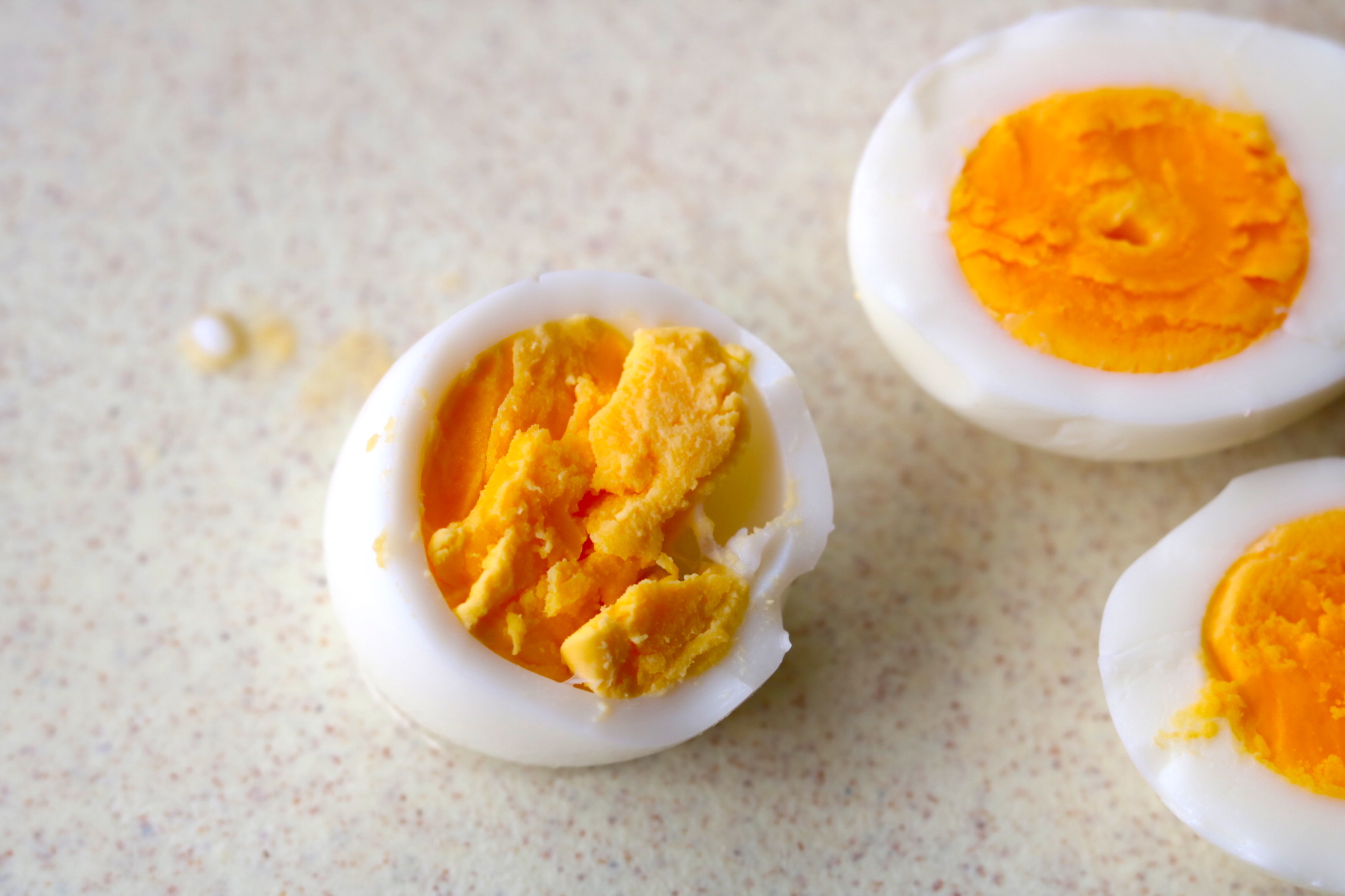 鸡蛋蛋黄发黑还能吃吗,为什么有些鸡蛋蛋黄发黑