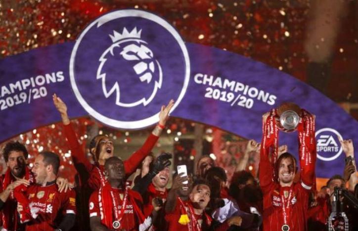 利物浦队长亨德森举起冠军杯,利物浦英超夺冠亨德森克洛普