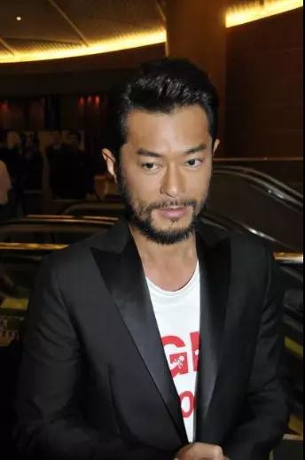 黑皮肤男生应该怎么穿衣服,古天乐黄配白穿搭