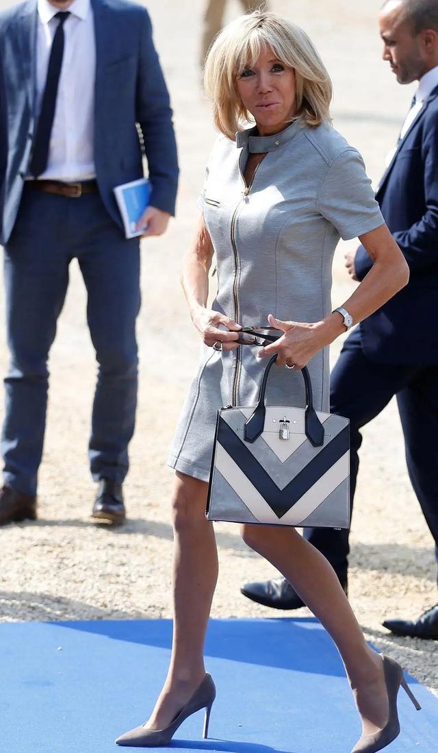 马克龙妻子买lv口罩,法国总统马克龙夫人拎lv包