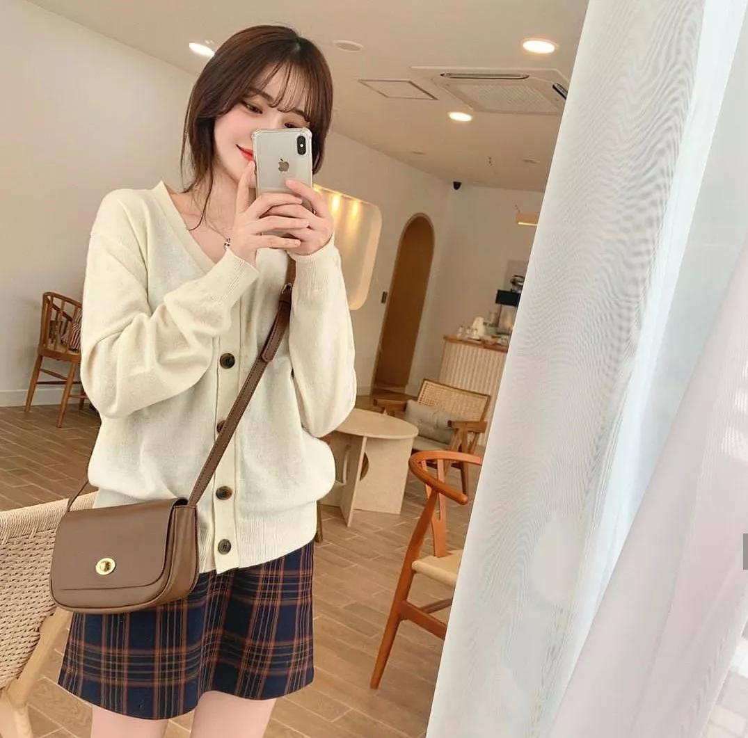 奶奶衫配半裙时髦保暖又有气质,2020早春穿奶奶衫超美