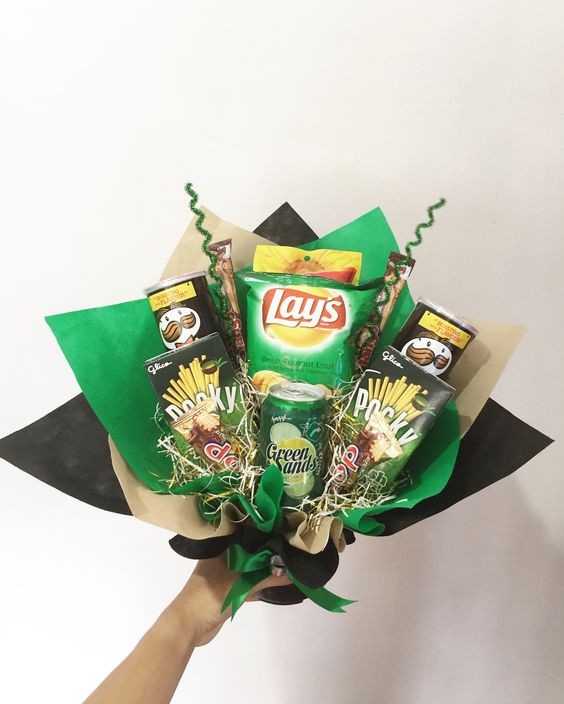 送鲜花太落伍！花束里包美妆品食物女友更开心男友快学起来